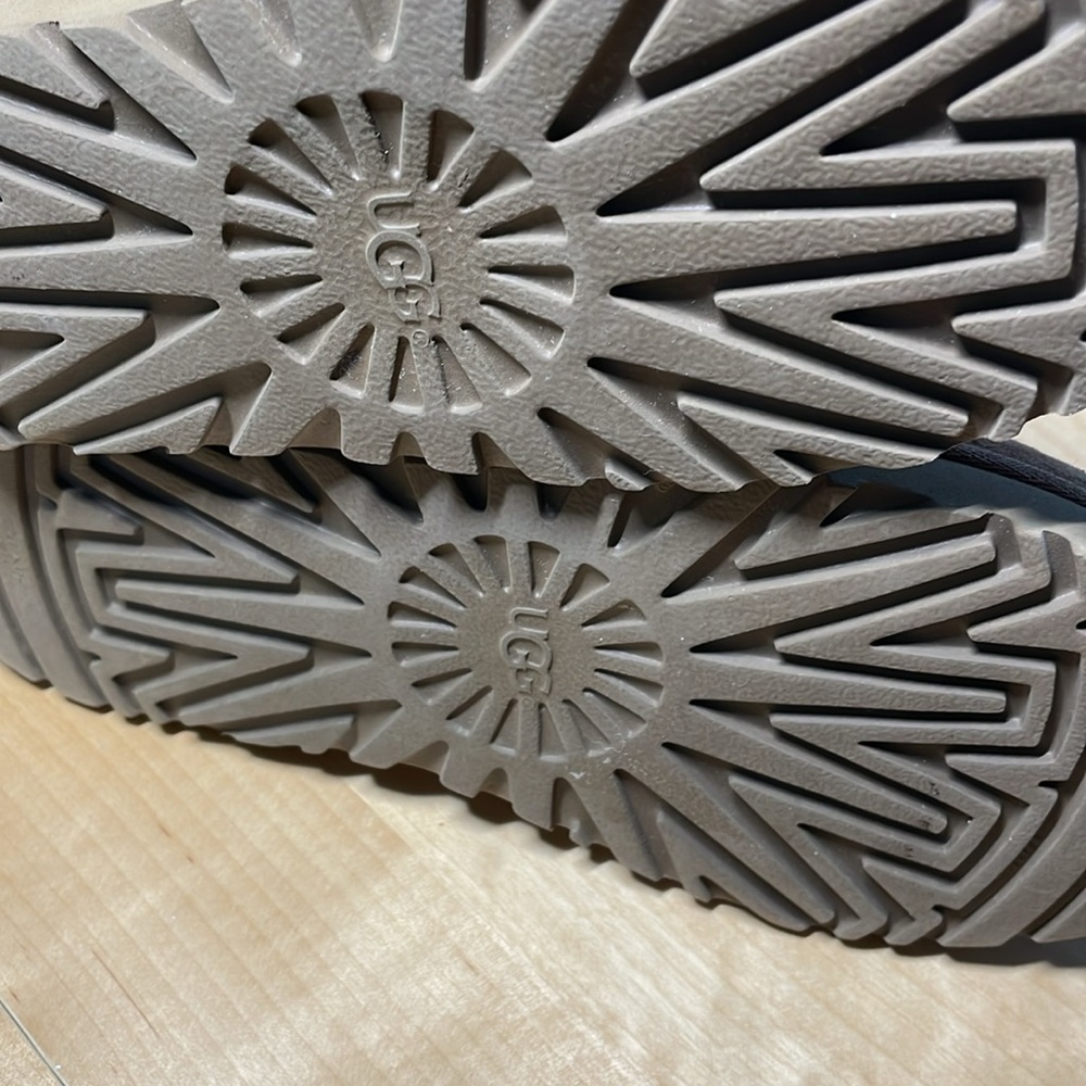 Ugg Bailey Button Ii Size 6 Euc - image 7